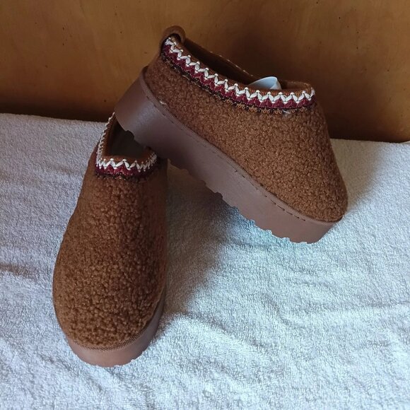 Women's Tan Sherpa Platform Slippers Size 5 1/2 New In Box - Picture 1 of 5